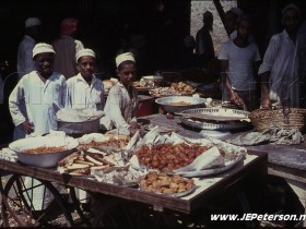 أولاد يبيعون الحلوى في سوق مطرح عام 1967م