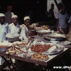 أولاد يبيعون الحلوى في سوق مطرح عام 1967م