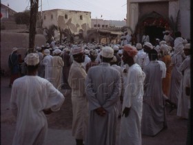 مواطنون أمام وزارة الداخلية في مطرح ينتظرون السلطان الجديد سنة 1970م