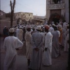 مواطنون أمام وزارة الداخلية في مطرح ينتظرون السلطان الجديد سنة 1970م