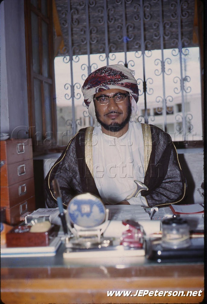 السيد ثويني بن شهاب في مكتبه في مسقط 1969م
