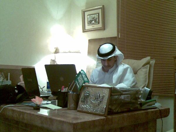 ممدوح سماح الشمري  في مكتب رئيس تحرير مجلة حول الخليج