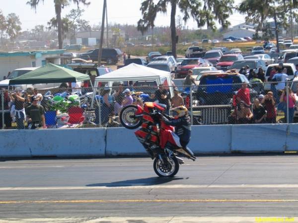 صور دراجات منتقاة من الإنترنت