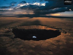 لكزس واقف في حفرة هائلة وبنت نايمة فوقة)