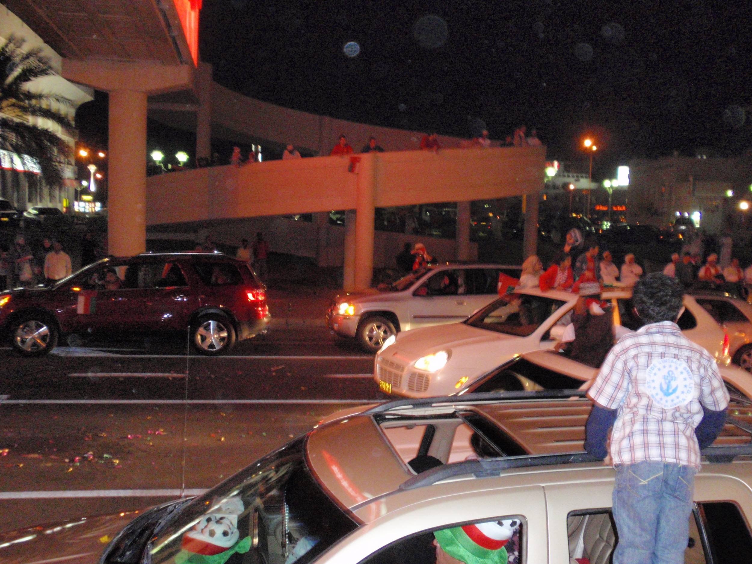 مشجع الأحمر العماني بعد الفوز بكأس الخليج 19