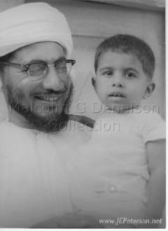 السيد ثويني بن شهاب يحمل ابنه الاكبر حمد 23 مارس 1967