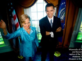 أوباما  مع مجسمه خاصه لهيلارى