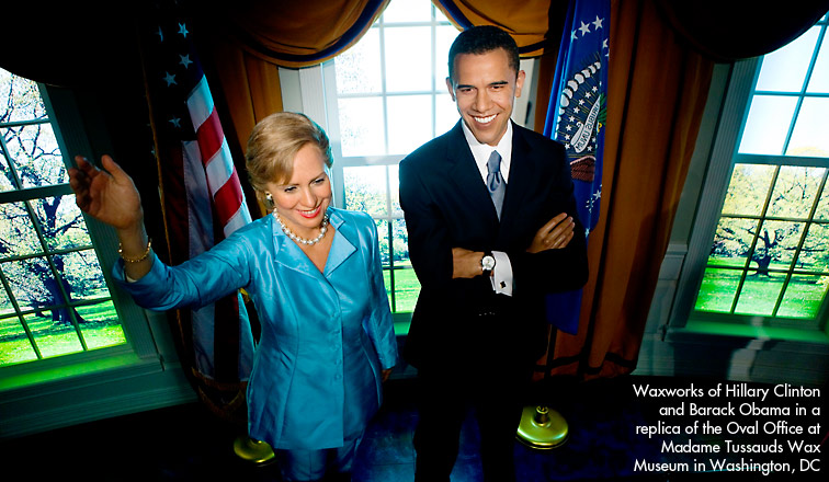 أوباما  مع مجسمه خاصه لهيلارى