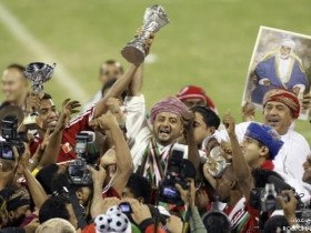 فرحة لاعبين المنتخب العماني بكأس الخليج 19