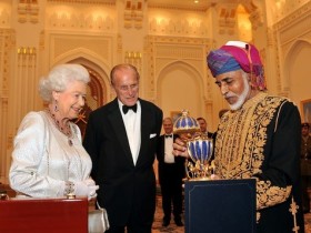 السلطان قابوس والملكة اليزابيث في زيارتها لعمان نوفمبر 2010