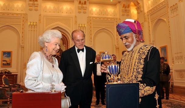 السلطان قابوس والملكة اليزابيث في زيارتها لعمان نوفمبر 2010