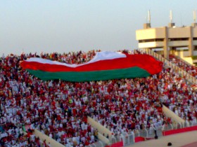 العلم العماني يرفرف فوق الجماهير
