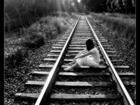 sofy_waiting_for_train