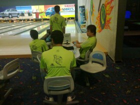 فريق العاصفة وهو يلعب في بطولة نادي عمان للبولينج 2009 -2010