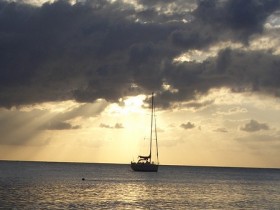 قارب وسط البحر