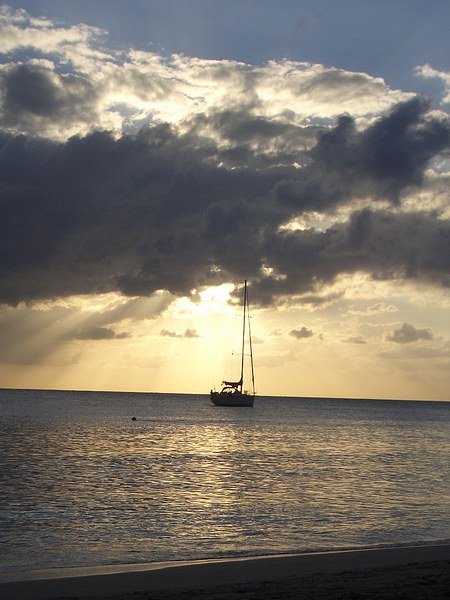 قارب وسط البحر