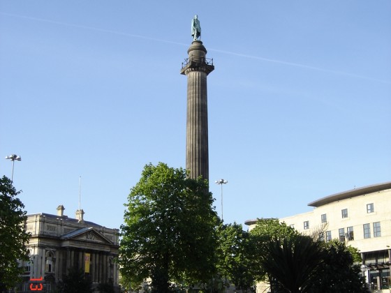 تمثال فوق قمة عالية مدينة liverpool بريطانيا