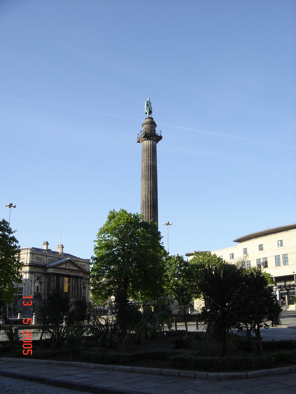 تمثال فوق قمة عالية مدينة liverpool بريطانيا