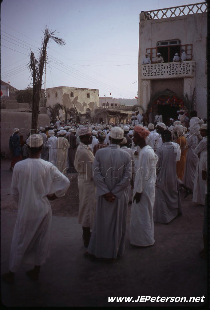 مواطنون أمام وزارة الداخلية في مطرح ينتظرون السلطان الجديد سنة 1970م