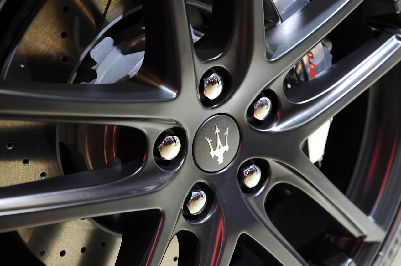 12-2013-maserati-grancabrio-mc-paris