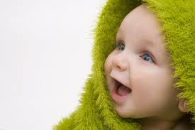 ينظر الى .. كأنه يعرفني 
نظرته ترجوني باخذه .. 
بل لإلعب معه 

حرك الصغير شفتاه
باسما .. 

اومئت براسي حانية له 
ابادله نظرات
فاذا به يضحك يحسبني الاعبه 

حرك الصغير قدماه 
ويداه .. يناديني راجيا ان اخذه 

فتبسمت له .. وبدأت الاعبه 
ففرح كأ
