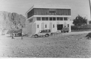 أخذت هذه الصورة عام 1960 لأحد البنوك في مسقط ويسمى Grindlays Bank