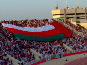 العلم العماني يرفرف فوق الجماهير