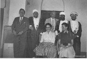 الصورة أخذت امام &quot;بيت مسقط&quot; عام 1960  السيد ثويني بن شهاب