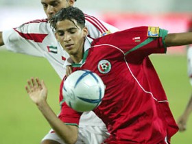 الحوسني مع أحد الاعبين الاماراتين