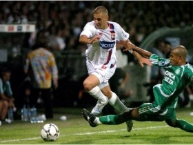 كريم بنزيما لاعب ليون