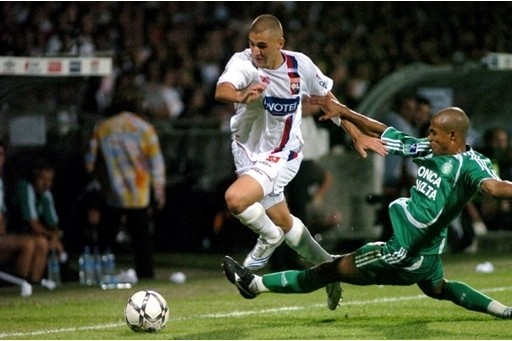كريم بنزيما لاعب ليون