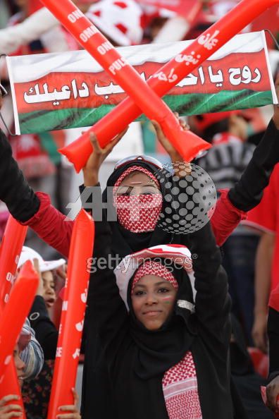 صور مشجعات لمنتخبنا الوطني في خليجي 19