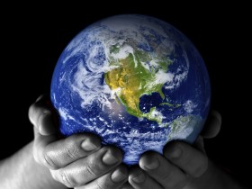 Hands_holding_world