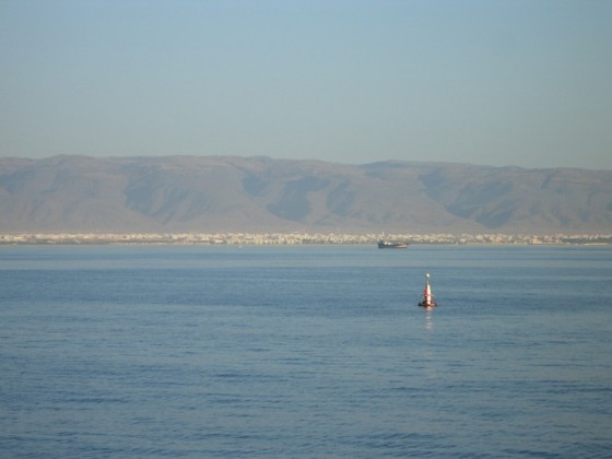 بحر وقارب - مدينة وجبال