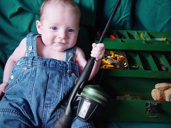 طفل هوايته صيد الاسماك