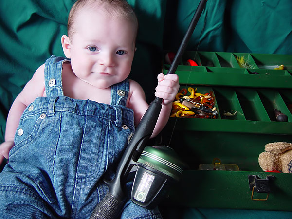 طفل هوايته صيد الاسماك