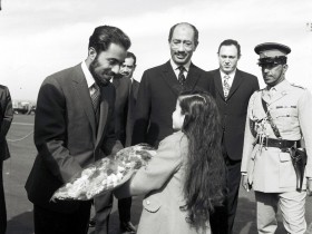 صور نادرة لصاحب الجلالة السلطان قابوس  يستقبل الورود من طفلة