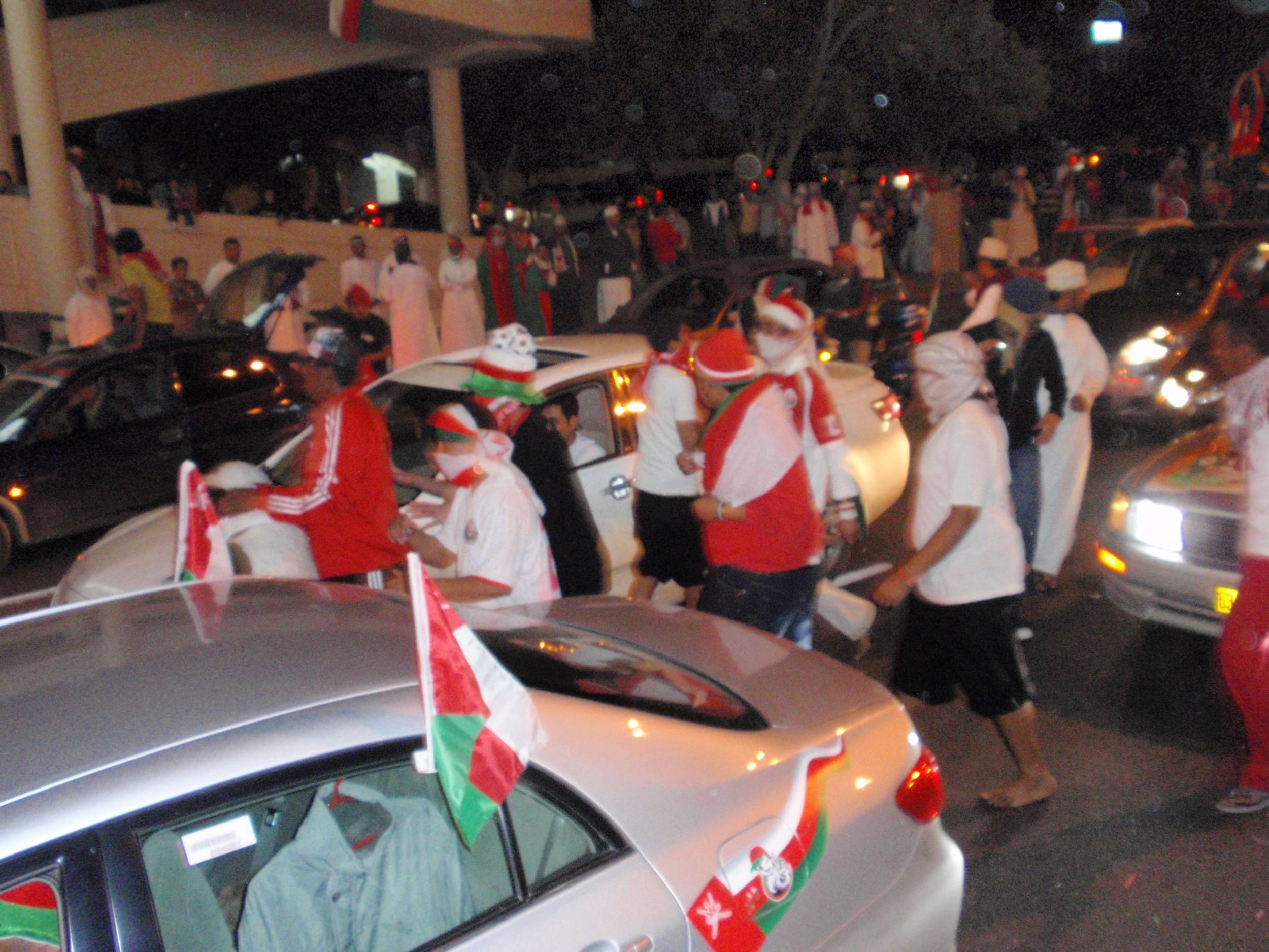 مشجع الأحمر العماني بعد الفوز بكأس الخليج 19