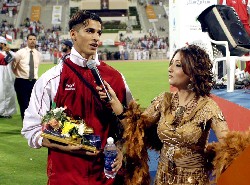 لقاء أحد المذيعات مع عماد الحوسني