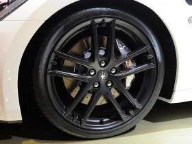 11-2013-maserati-grancabrio-mc-paris