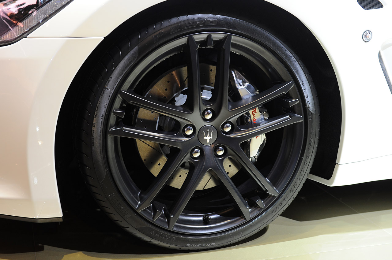 11-2013-maserati-grancabrio-mc-paris