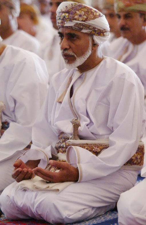 السلطان قابوس يدعي بعد الصلاة