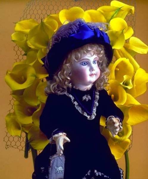 طفلة تبدو وكأنها سيدة